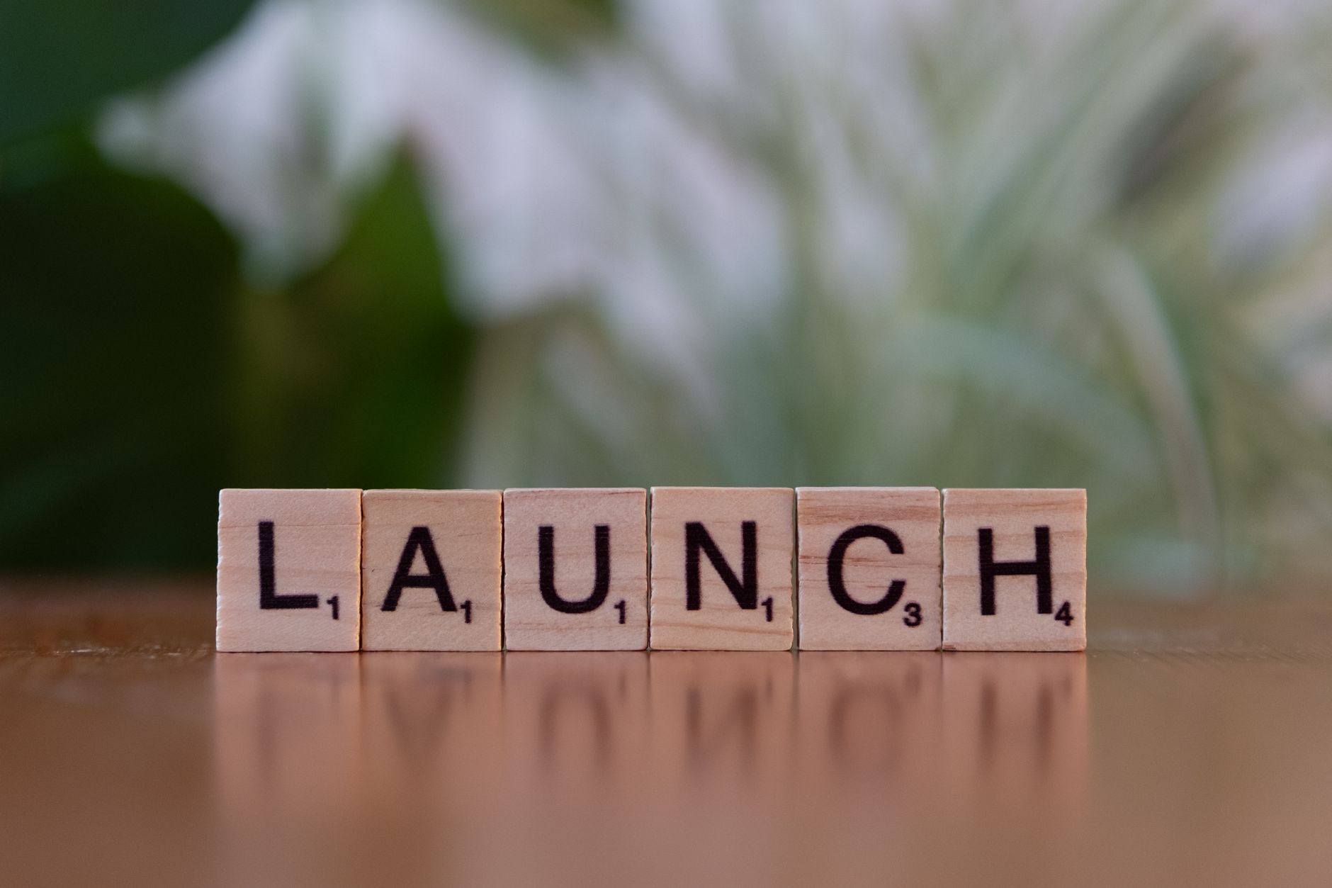Kafle Scrabble układające się w słowo launch na stole