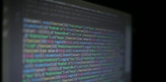 Kolorowy kod programistyczny na rozmytym ekranie monitora