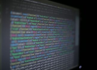 Kolorowy kod programistyczny na rozmytym ekranie monitora