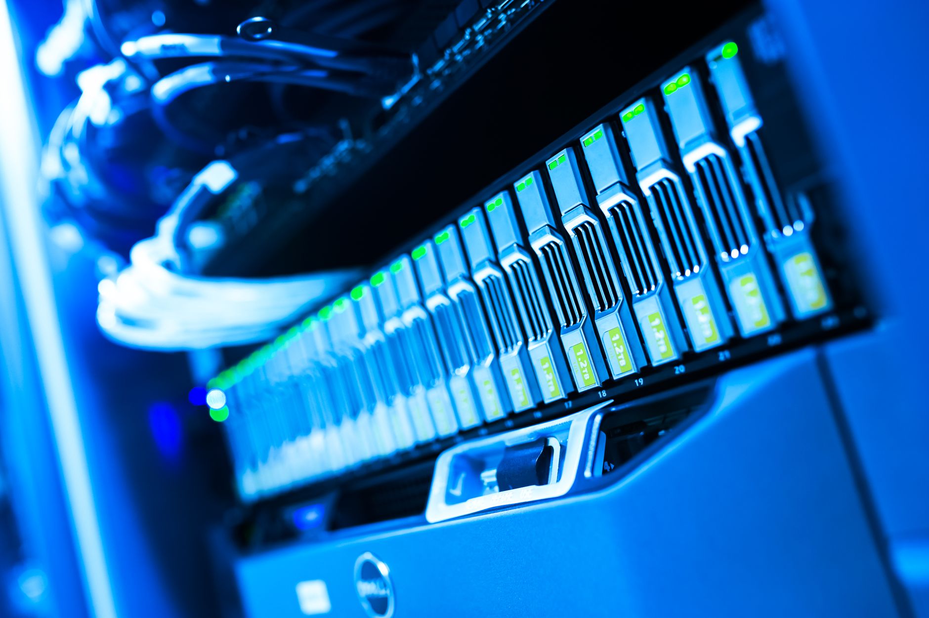 Niebiesko podświetlona szafa serwerowa w centrum danych dla sieci 5G