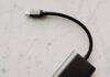 Test przenośnych monitorów pod USB‑C – idealne ekrany dla cyfrowych nomadów, programistów i konsultantów IT Przewód USB-C na tle eleganckiego marmuru