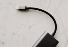 Przewód USB-C na tle eleganckiego marmuru