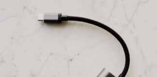 Test przenośnych monitorów pod USB‑C – idealne ekrany dla cyfrowych nomadów, programistów i konsultantów IT Przewód USB-C na tle eleganckiego marmuru