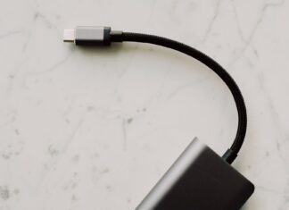 Przewód USB-C na tle eleganckiego marmuru