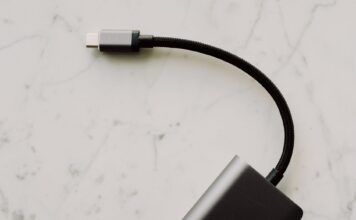 Przewód USB-C na tle eleganckiego marmuru