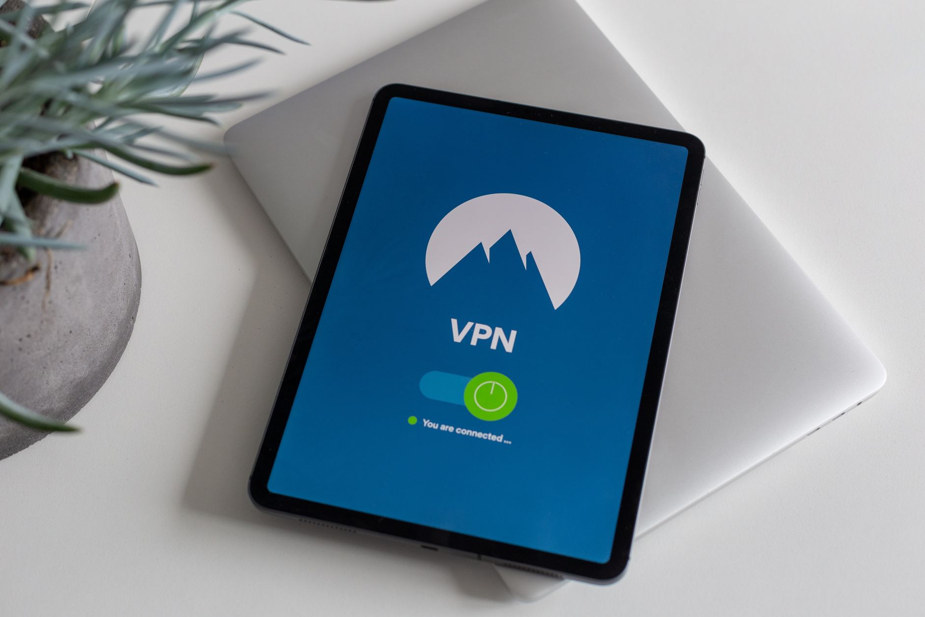 Tablet z ekranem aplikacji VPN podkreślający bezpieczeństwo połączenia