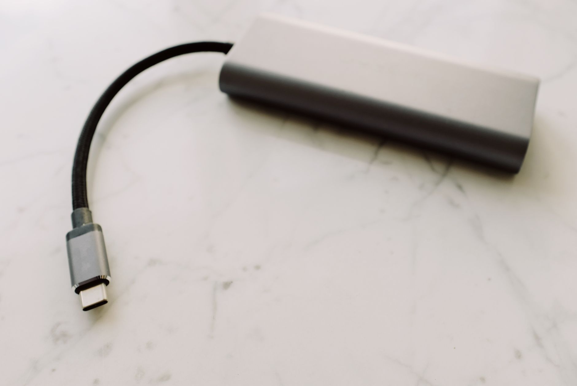 Zbliżenie adaptera USB‑C na marmurowym blacie