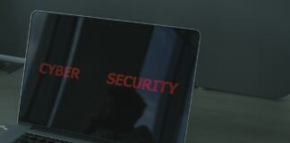 Dlaczego same antywirusy już nie wystarczą i jak zbudować wielowarstwową ochronę przed zagrożeniami online Zbliżenie laptopa z napisem o cyberbezpieczeństwie na ekranie