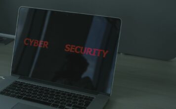 Zbliżenie laptopa z napisem o cyberbezpieczeństwie na ekranie
