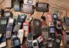 Od pagera do smartfona: historia urządzeń mobilnych, które połączyły świat online i offline Zestaw retro telefonów komórkowych na drewnianym blacie