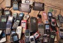 Zestaw retro telefonów komórkowych na drewnianym blacie