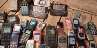 Zestaw retro telefonów komórkowych na drewnianym blacie