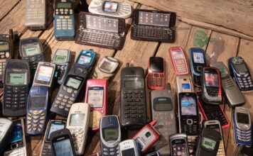 Od pagera do smartfona: historia urządzeń mobilnych, które połączyły świat online i offline Zestaw retro telefonów komórkowych na drewnianym blacie