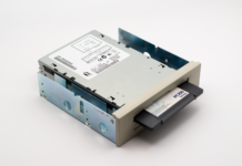 Gdy dyskietka była królem: ewolucja pamięci masowej od taśm do SSD NVMe Napęd kopii zapasowych PC100 z wyjmowaną dyskietką retro komputerów