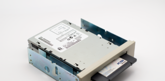 Gdy dyskietka była królem: ewolucja pamięci masowej od taśm do SSD NVMe Napęd kopii zapasowych PC100 z wyjmowaną dyskietką retro komputerów