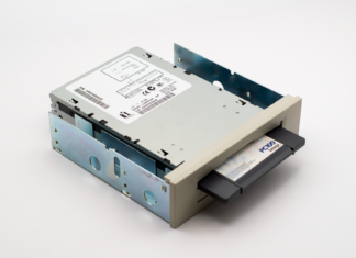 Gdy dyskietka była królem: ewolucja pamięci masowej od taśm do SSD NVMe Napęd kopii zapasowych PC100 z wyjmowaną dyskietką retro komputerów