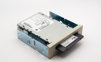 Gdy dyskietka była królem: ewolucja pamięci masowej od taśm do SSD NVMe Napęd kopii zapasowych PC100 z wyjmowaną dyskietką retro komputerów