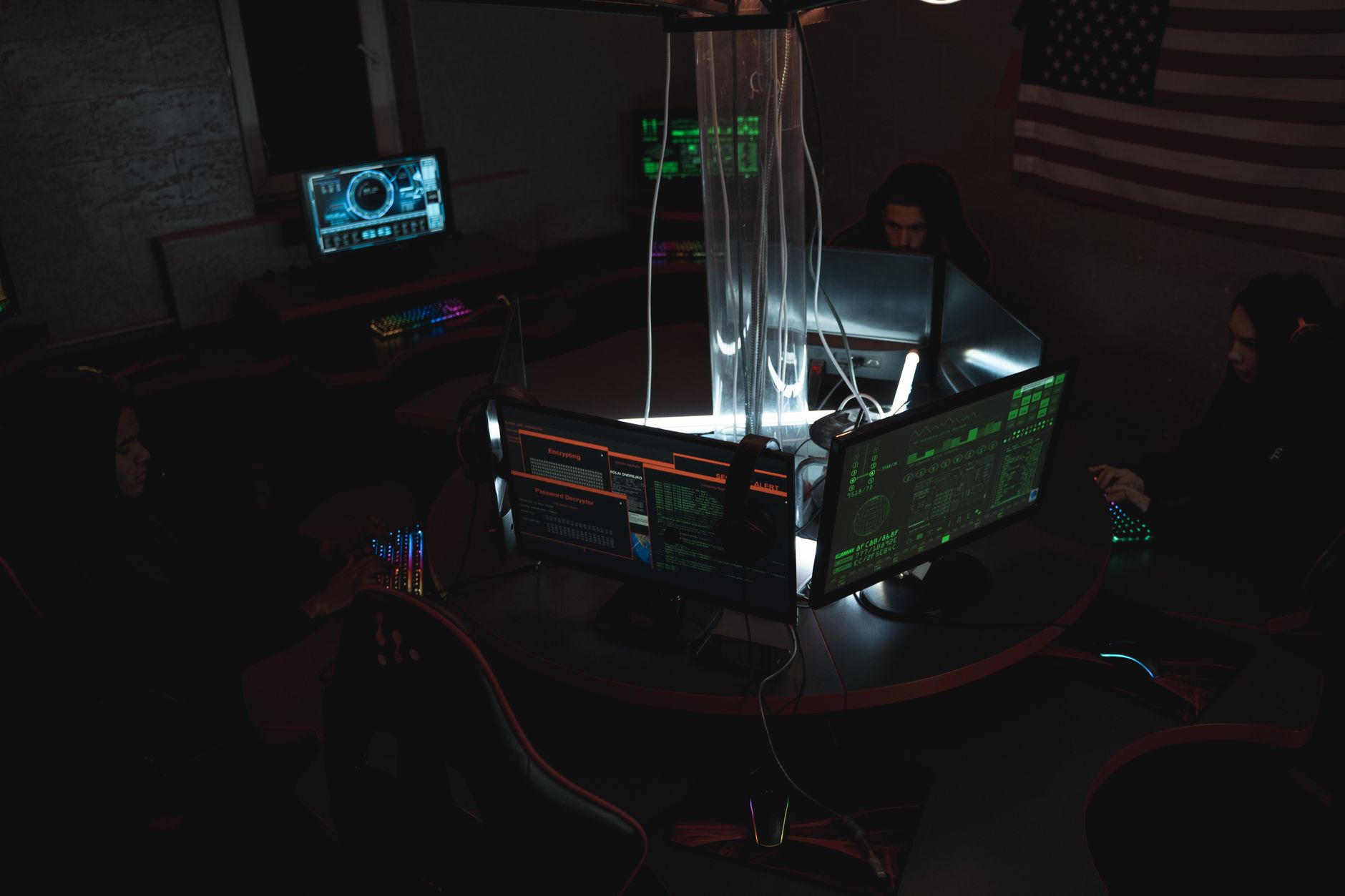 Zespół specjalistów cyberbezpieczeństwa przy komputerach w ciemnym biurze