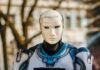 Humanoidalny robot o futurystycznym wyglądzie na świeżym powietrzu