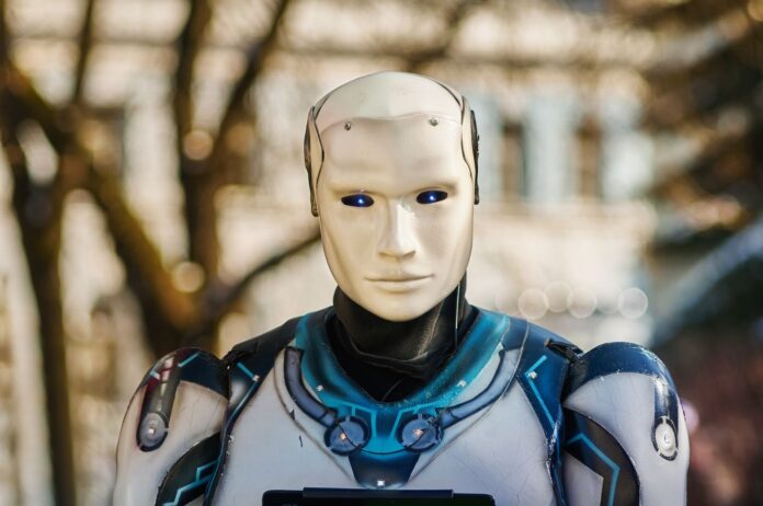 Humanoidalny robot o futurystycznym wyglądzie na świeżym powietrzu Humanoidalny robot o futurystycznym wyglądzie na świeżym powietrzu