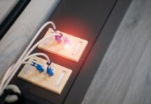 System Mesh czy tradycyjne Access Pointy? Co lepiej pokryje dom zasięgiem Porty Ethernet z podłączonymi kablami i świecącymi diodami LED