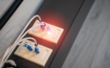 Porty Ethernet z podłączonymi kablami i świecącymi diodami LED