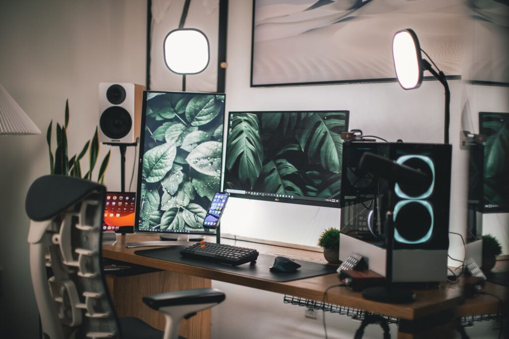 Stanowisko gamingowe z dwoma monitorami i komputerem PC